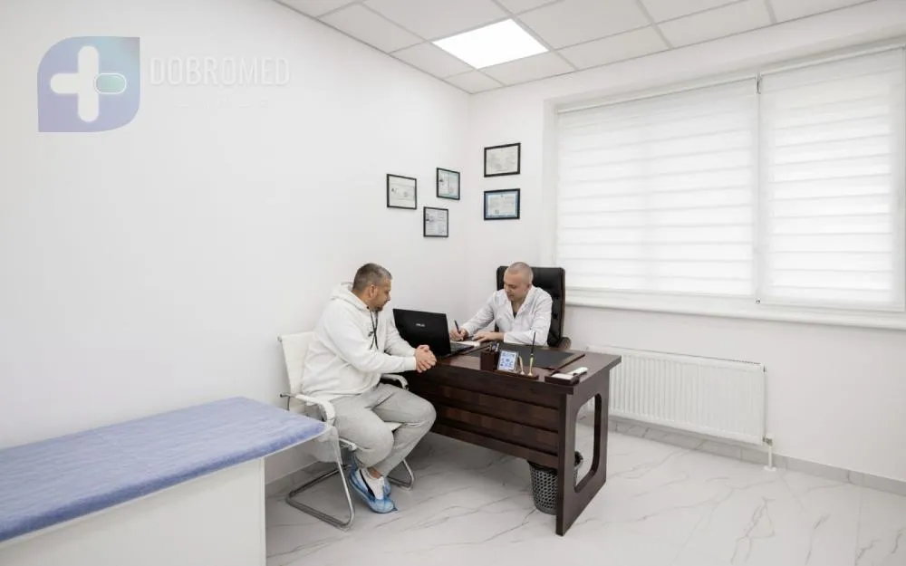 Врач нарколог центра Добро ставит капельницу пациенту, Одесса