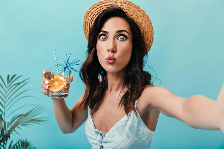 Врач-нарколог ставит детоксикационную капельницу пациенту на дому