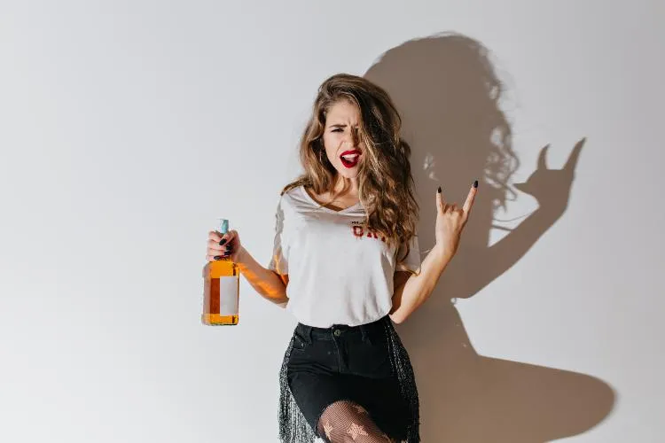 Врач объясняет пациенту принцип действия препаратов, снижающих тягу к алкоголю