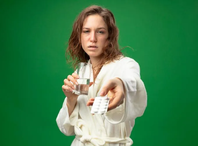 Лікар-нарколог демонструє препарати для детоксикації