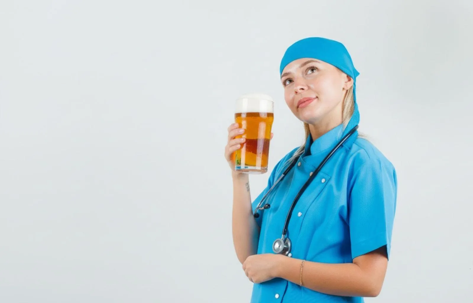 Врач-нарколог консультирует пациента об алкогольной зависимости