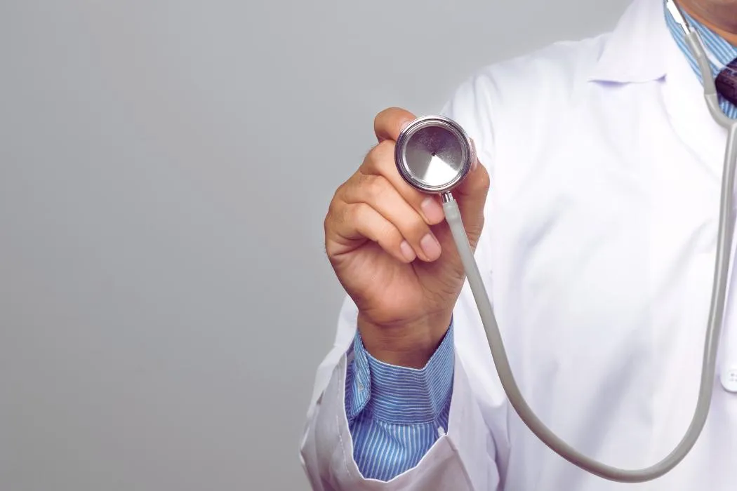 Врач проводит процедуру имплантации от алкоголизма, Одесса