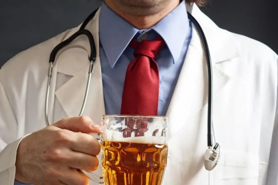 Рука, протянутая в помощь, символизирующая поддержку в борьбе с алкогольной зависимостью