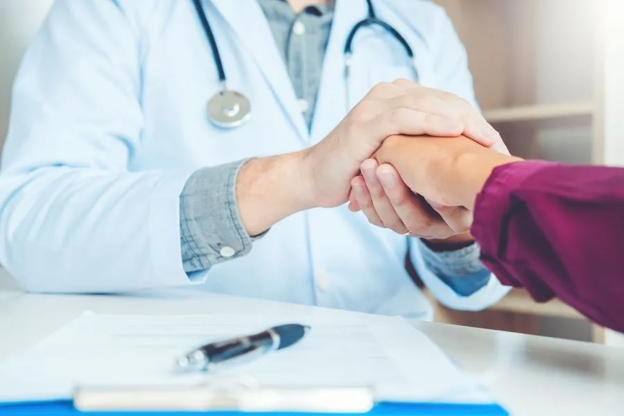 Человек стоит на пирсе, глядя на спокойное утреннее море, символизируя надежду и новый старт