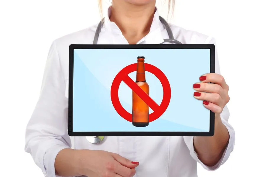 Человек, медитирующий на природе, символизирующий возвращение к реальной жизни